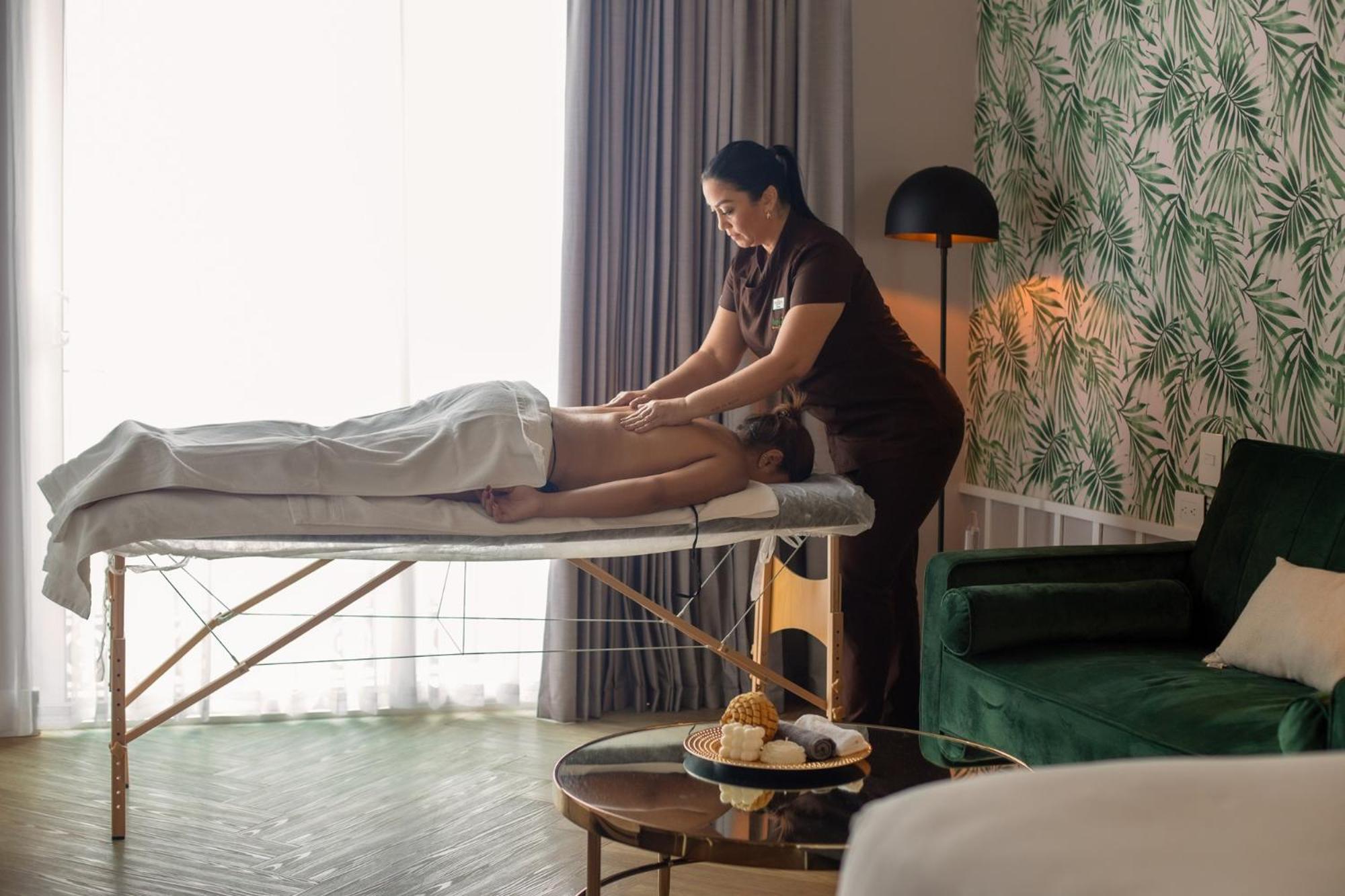 巴兰基亚 Faranda Collection Barranquilla, A Member Of Radisson Individuals酒店 外观 照片 A massage therapist at work